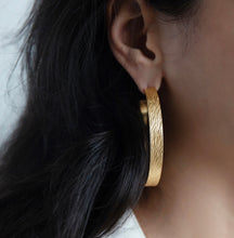 Load image into Gallery viewer, IMPRINT TEXTURED OVERSIZED HOOPS Lightweight
