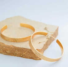 Load image into Gallery viewer, IMPRINT TEXTURED OVERSIZED HOOPS Lightweight